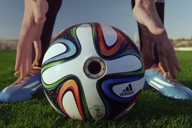 カメラを仕込んだサッカーボール 公式球としてワールドカップにお目見え ピックアップ Bridge ブリッジ テクノロジー スタートアップ情報